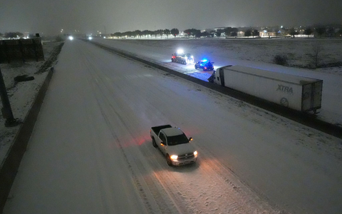 Das heftige Winterwetter trifft die Menschen in den USA hart. - Foto: Julio Cortez/AP/dpa