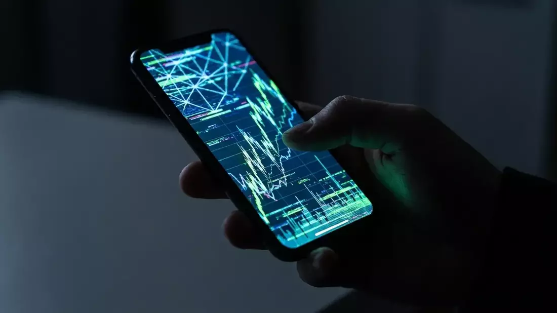 Betrüger nutzen KI-Stimmen für Trading-Fallen in WhatsApp - Bild: über boerse-global.de