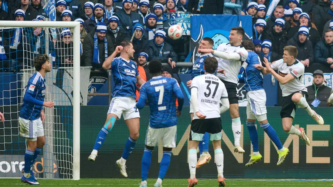 Ivan Prtajin (3.v.r) trifft zum 1:0 für Kaiserslautern. - Bild: Bernd Thissen/dpa