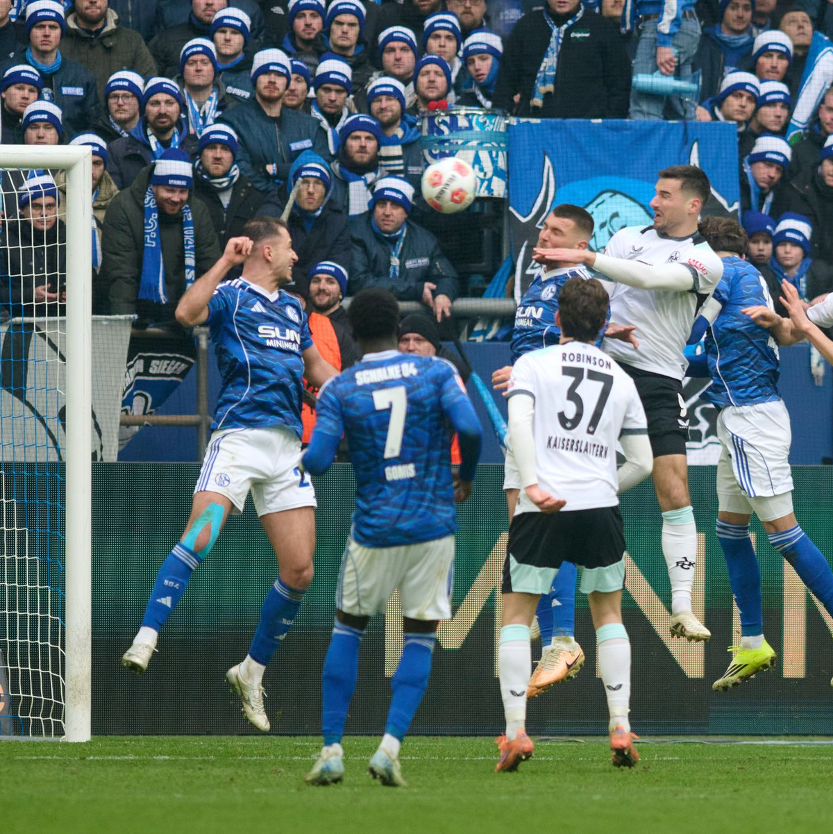 Ivan Prtajin (3.v.r) trifft zum 1:0 für Kaiserslautern. - Foto: Bernd Thissen/dpa
