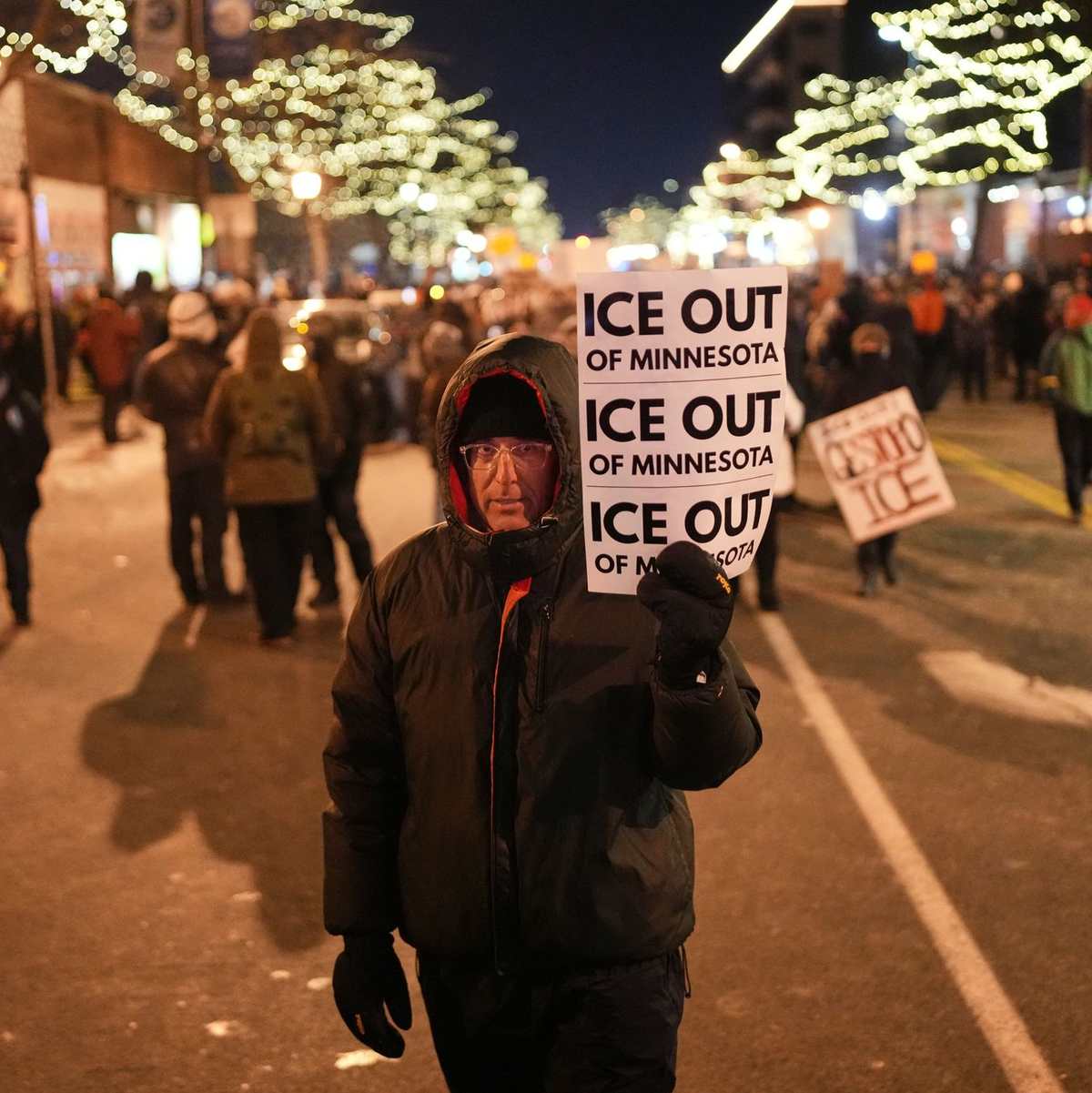 Die Wut auf der Straße gegen Trumps radikale Abschiebepolitik wächst. - Foto: Adam Gray/AP/dpa