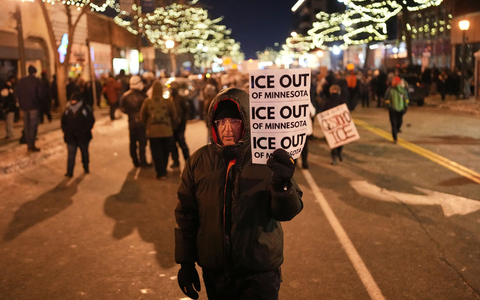 Die Wut auf der Straße gegen Trumps radikale Abschiebepolitik wächst. - Foto: Adam Gray/AP/dpa