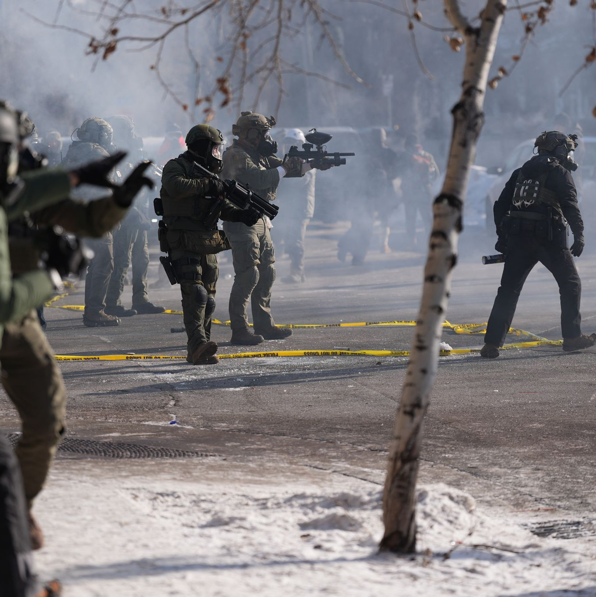 Das martialische Vorgehen der hochgerüsteten ICE-Beamten sorgt für Empörung. - Foto: Abbie Parr/AP/dpa