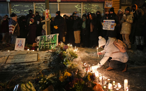 Trauernde Menschen hielten eine Mahnwache vor dem Haus des Erschossenen ab. - Foto: Adam Gray/AP/dpa