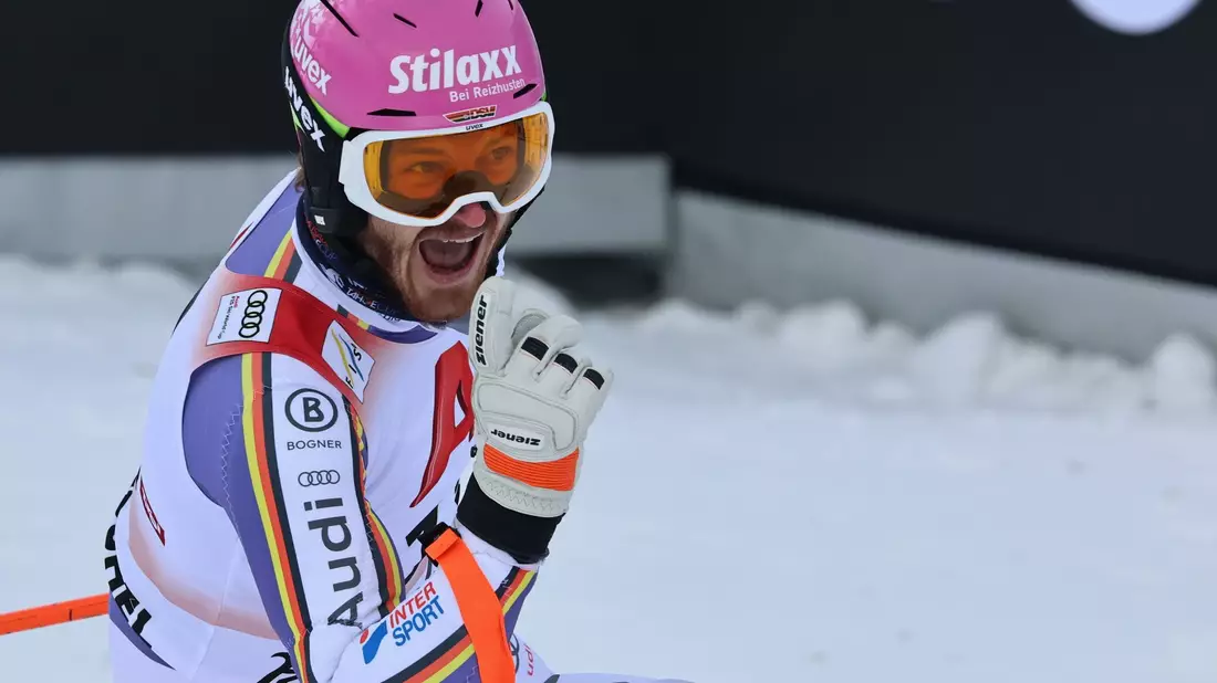 Linus Straßer jubelt über Platz drei im Slalom von Kitzbühel. - Bild: Marco Trovati/AP/dpa