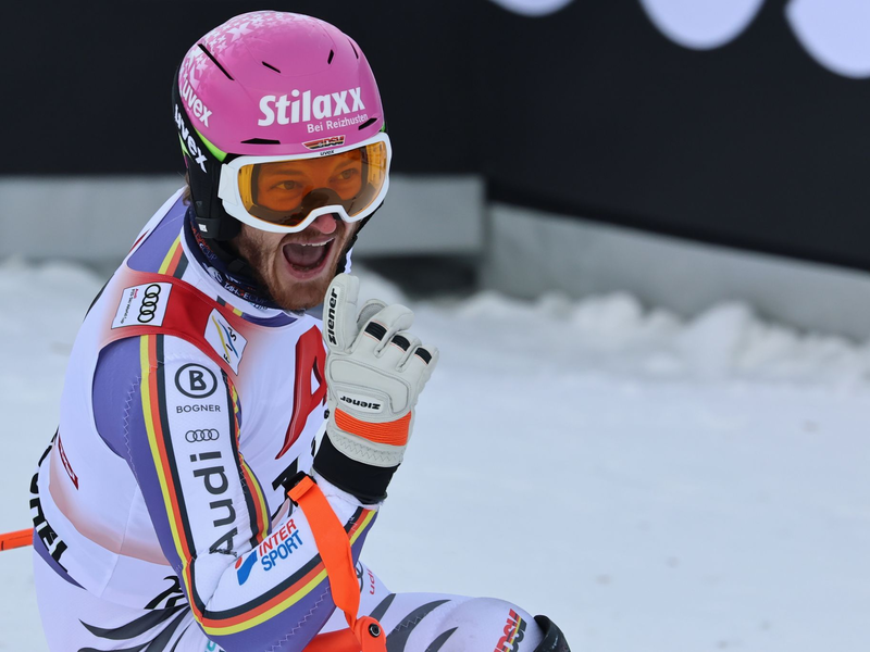 Linus Straßer jubelt über Platz drei im Slalom von Kitzbühel. - Foto: Marco Trovati/AP/dpa