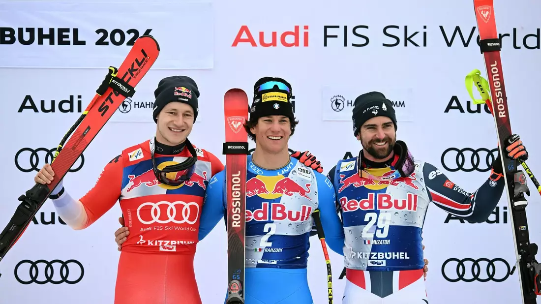 Superstar Marco Odermatt (links) muss weiter auf seinen ersten Abfahrtssieg in Kitzbühel warten. - Bild: Barbara Gindl/APA/dpa