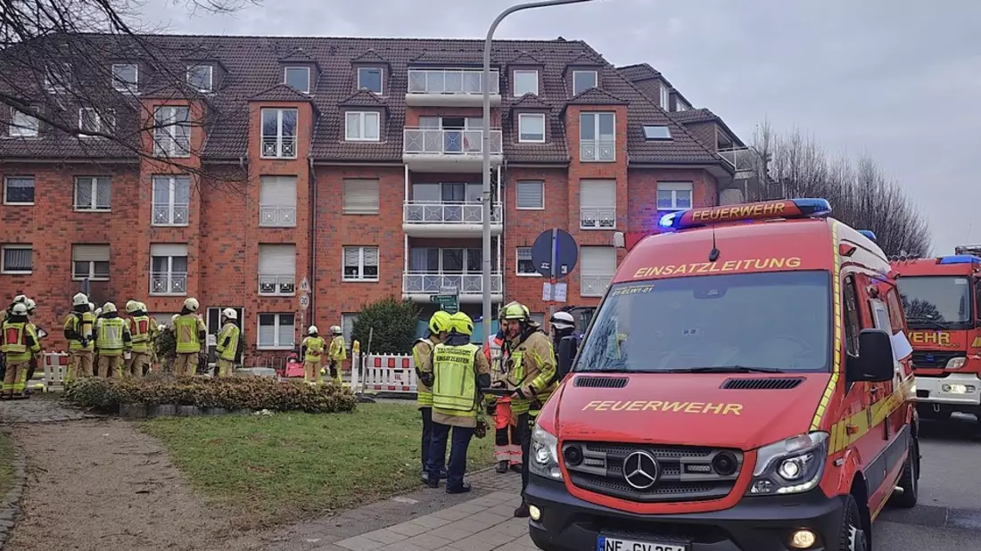 FW Grevenbroich: 30 Personen bei Kellerbrand aus Wohnhaus in Grevenbroich gerettet / Vollalarm für die Feuerwehr - Zweiter Brand im Haus binnen elf Tagen - Bild: presseportal.de