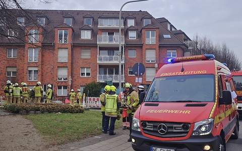 FW Grevenbroich: 30 Personen bei Kellerbrand aus Wohnhaus in Grevenbroich gerettet / Vollalarm für die Feuerwehr - Zweiter Brand im Haus binnen elf Tagen - Foto: presseportal.de