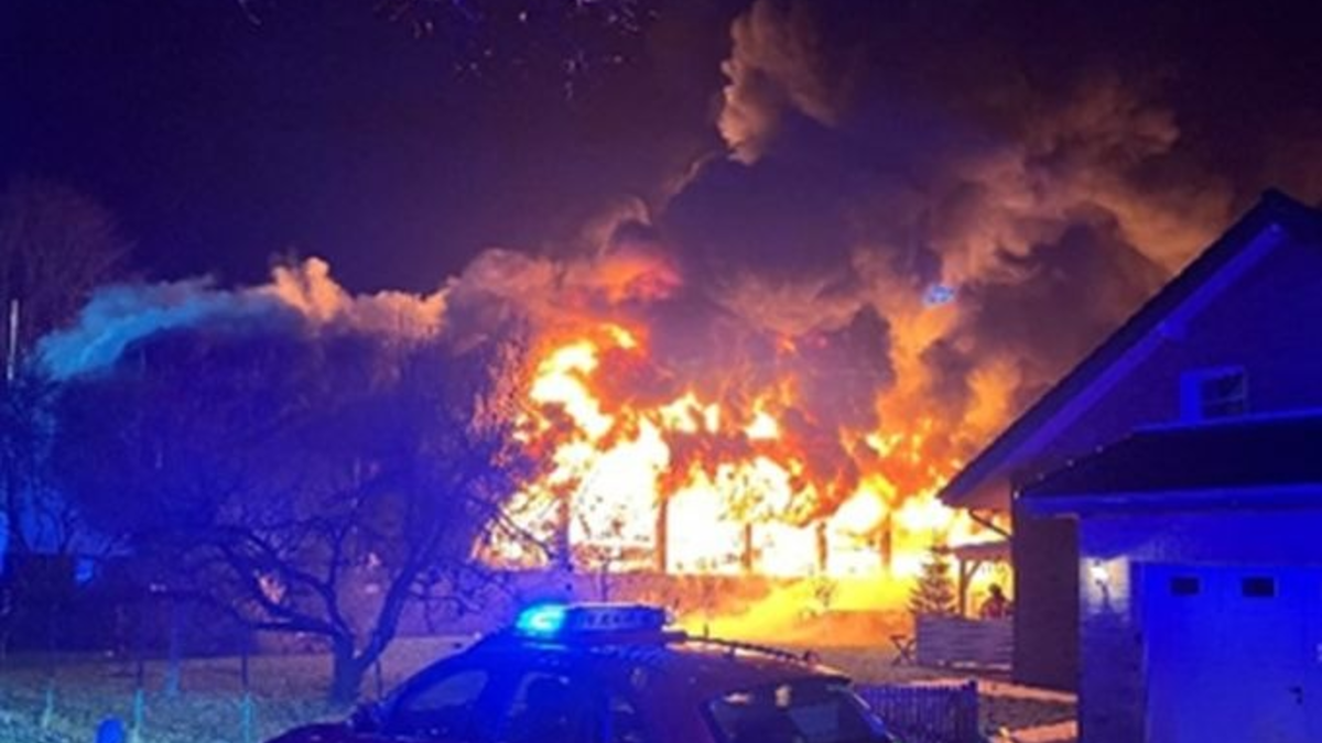 POL-MI: Brand eines größeren Hallenkomplexes - Druckerei und Autowerkstatt werden Raub der Flammen - Foto: presseportal.de