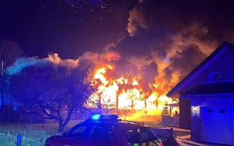POL-MI: Brand eines größeren Hallenkomplexes - Druckerei und Autowerkstatt werden Raub der Flammen - Foto: presseportal.de