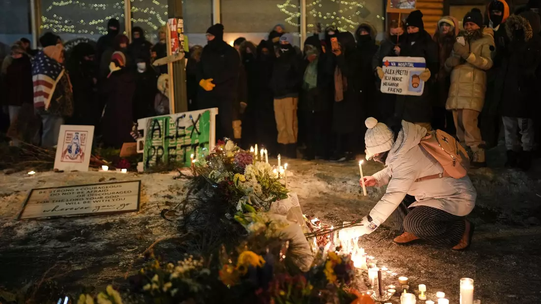 Die Menschen in Minneapolis trauern um den von Bundesbeamten erschossenen Alex Pretti. - Bild: Adam Gray/AP/dpa