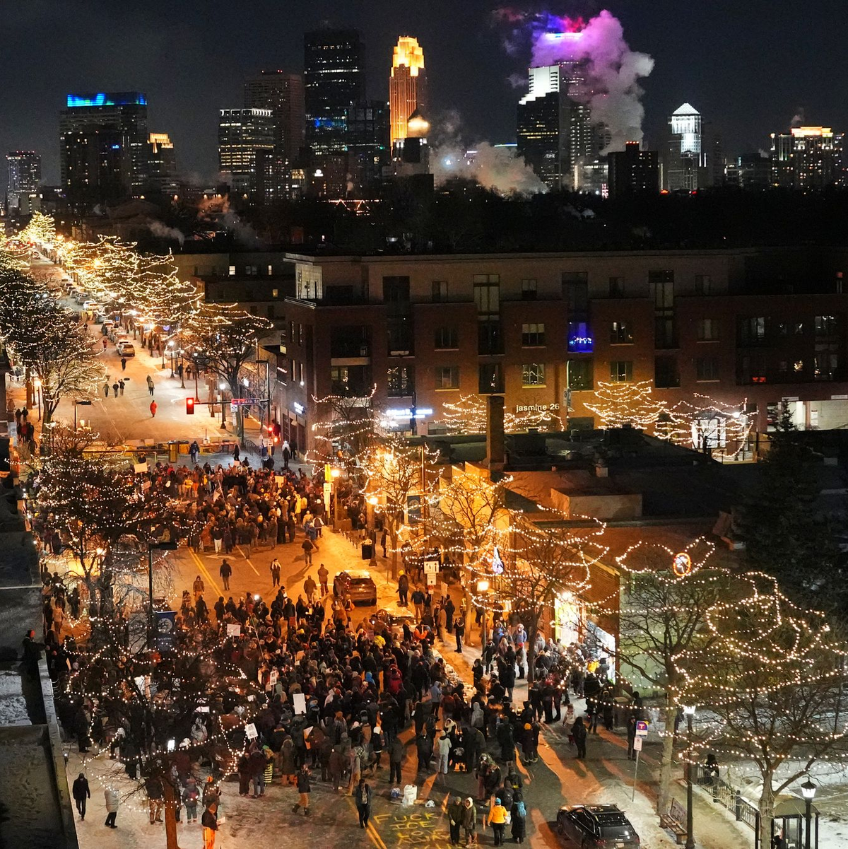 Seit Wochen wird gegen Trumps Abschiebepolitik demonstriert. - Foto: Adam Gray/AP/dpa