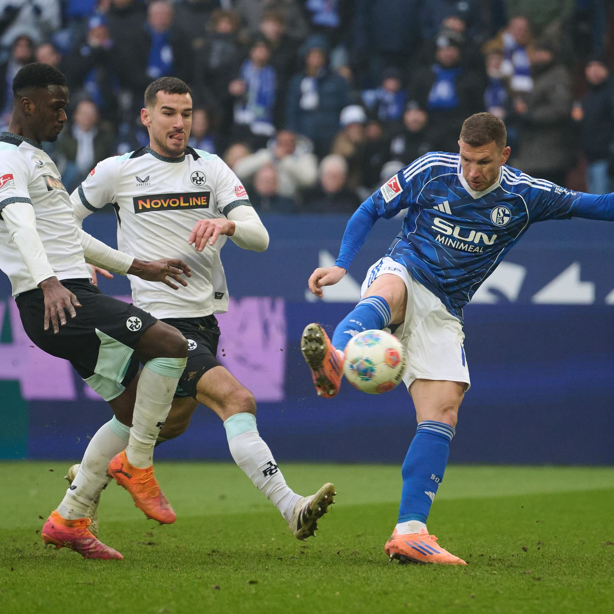 Nicht nur bei seinem Tor zeigte Dzeko seine Klasse. - Foto: Bernd Thissen/dpa