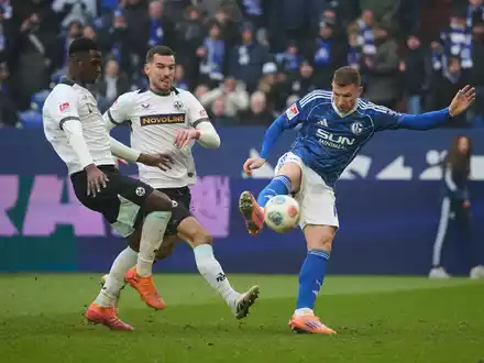 Nicht nur bei seinem Tor zeigte Dzeko seine Klasse. - Foto: Bernd Thissen/dpa
