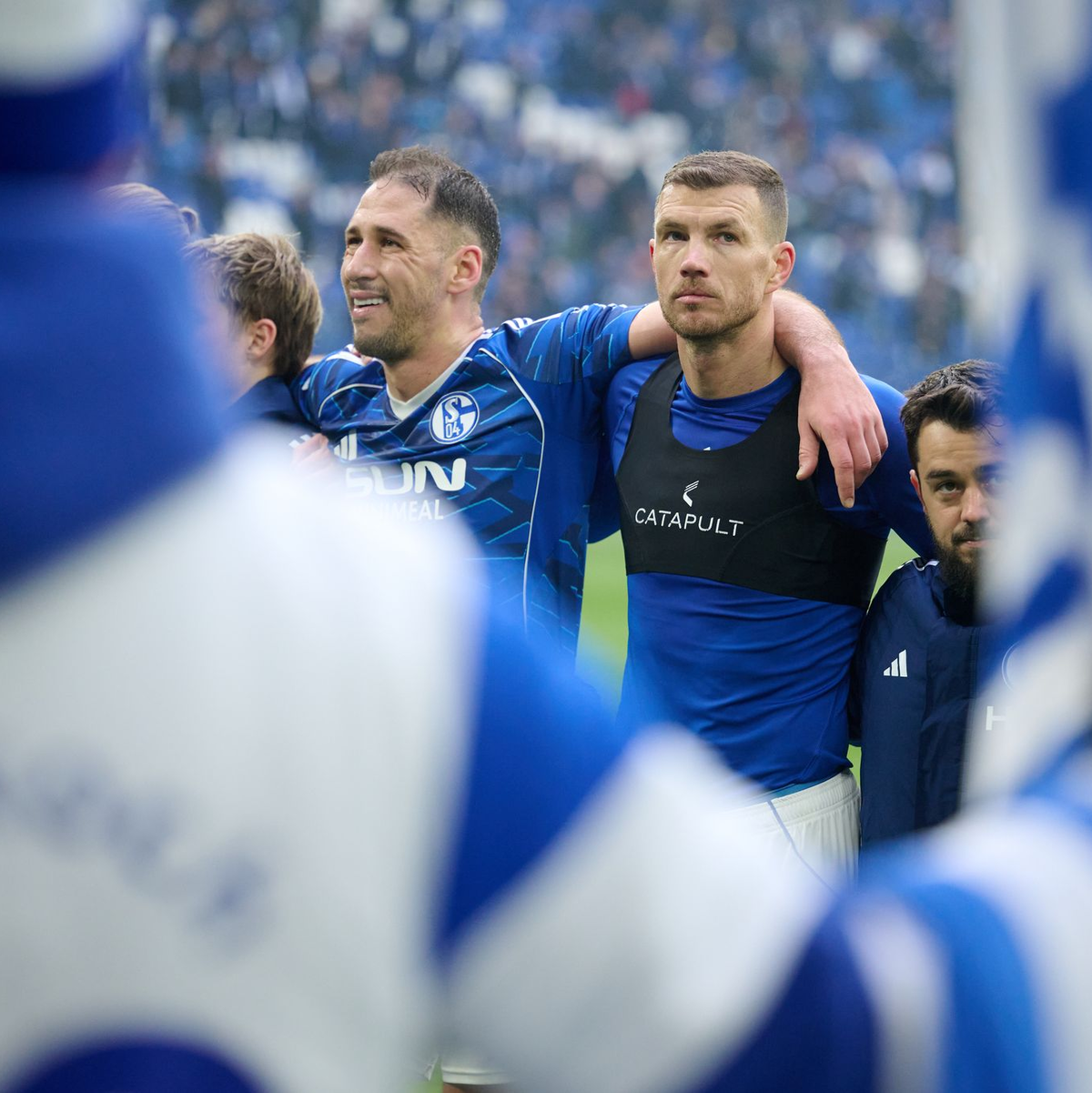 Dzeko (r) ist nun auch spielerisch auf Schalke angekommen. - Foto: Bernd Thissen/dpa