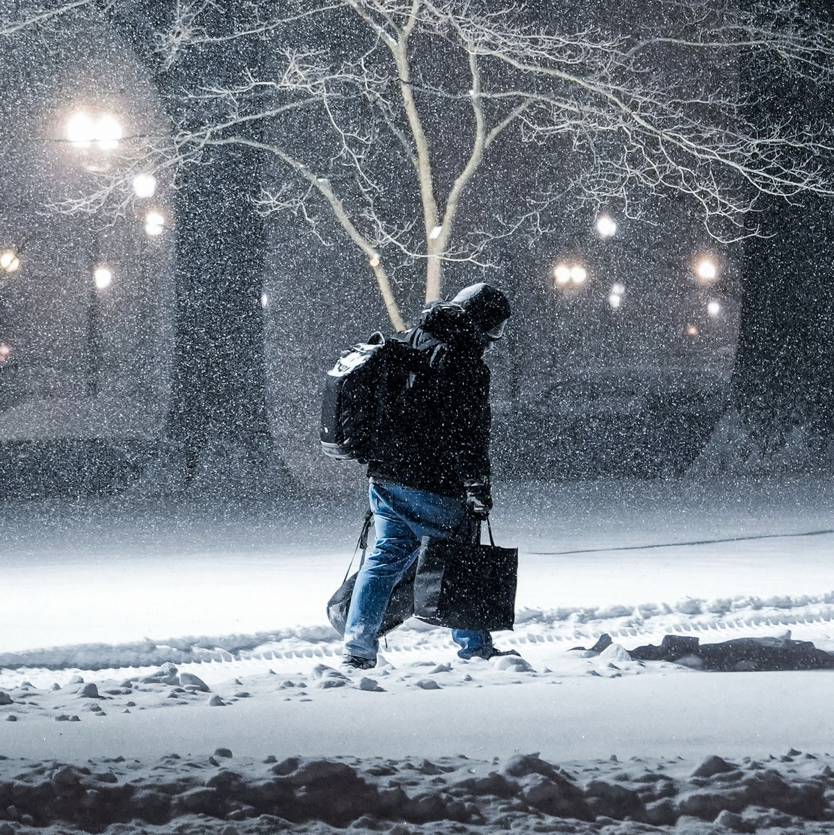 Die Behörden warnen seit Tagen vor einem der schwersten Winterstürme der letzten Jahre.  - Foto: Julia Demaree Nikhinson/AP/dpa