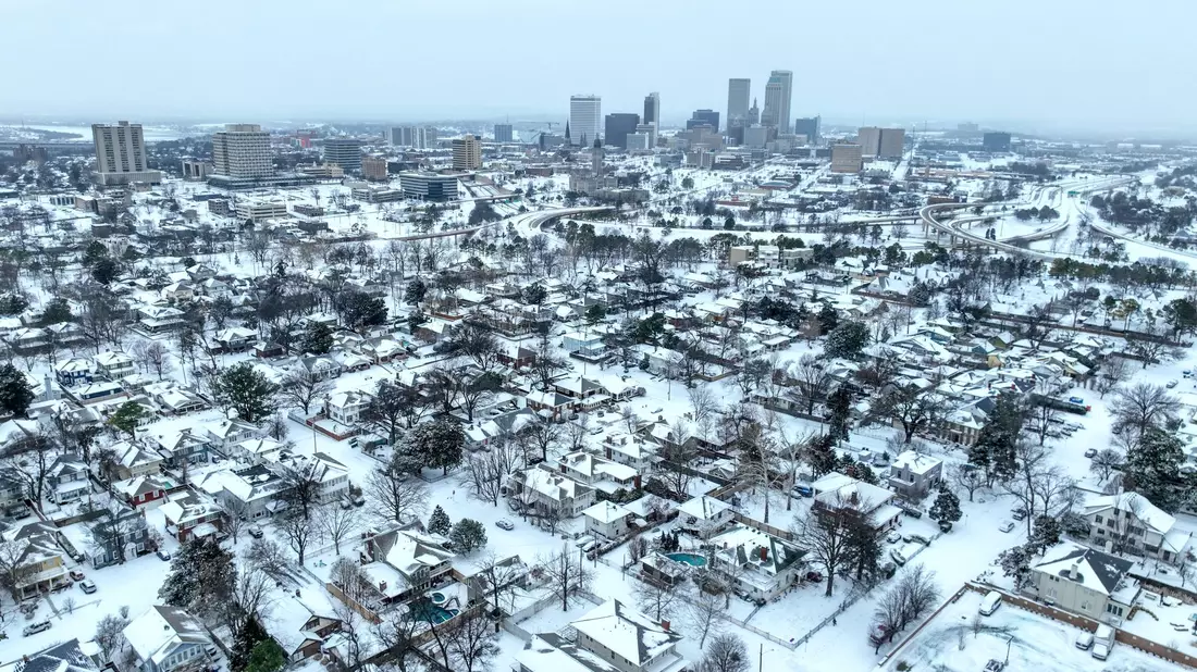 Mehr als die Hälfte der US-Bevölkerung ist von dem Wintereinbruch betroffen. - Bild: Mike Simons/Tulsa World/AP/dpa