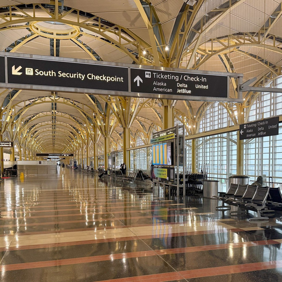 Manche Terminals waren wegen der vielen Flugausfälle menschenleer.  - Foto: Anna Ringle/dpa