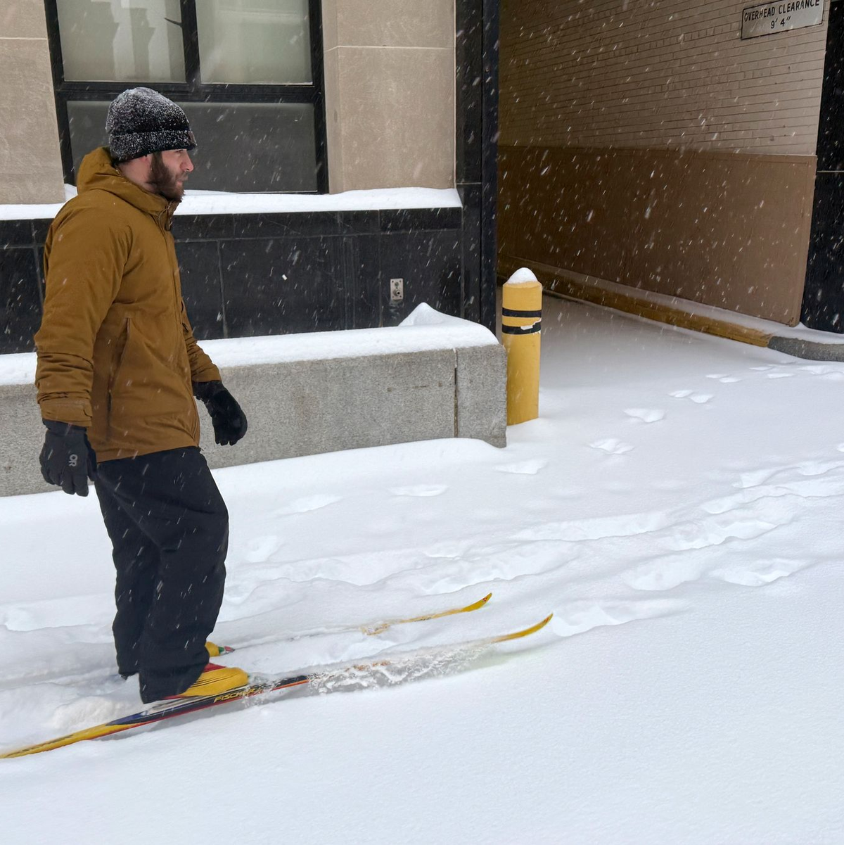Trotz der vielerorts angespannten Lage prägten auch fröhliche Winterszenen das Stadtbild. - Foto: Anna Ringle/dpa