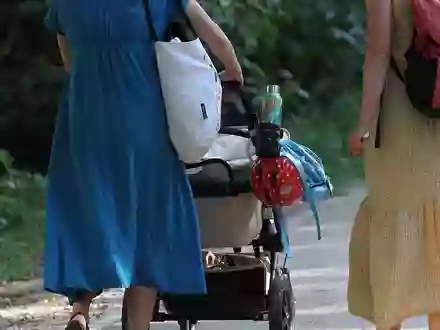 Zwei Frauen mit Kinderwagen (Archiv) - Foto: via dts Nachrichtenagentur
