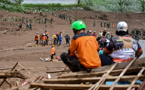 Einsatzkräfte bargen zwei Tage nach dem Unglück weitere Opfer. - Foto: Dimas Rachmatsyah/ZUMA Press Wire/dpa