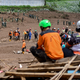 Einsatzkräfte bargen zwei Tage nach dem Unglück weitere Opfer. - Foto: Dimas Rachmatsyah/ZUMA Press Wire/dpa