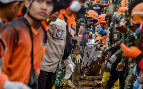 Immer wieder kommt es während der Regenzeit in Indonesien zu Erdrutschen. - Foto: Dimas Rachmatsyah/ZUMA Press Wire/dpa