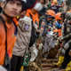 Immer wieder kommt es während der Regenzeit in Indonesien zu Erdrutschen. - Foto: Dimas Rachmatsyah/ZUMA Press Wire/dpa