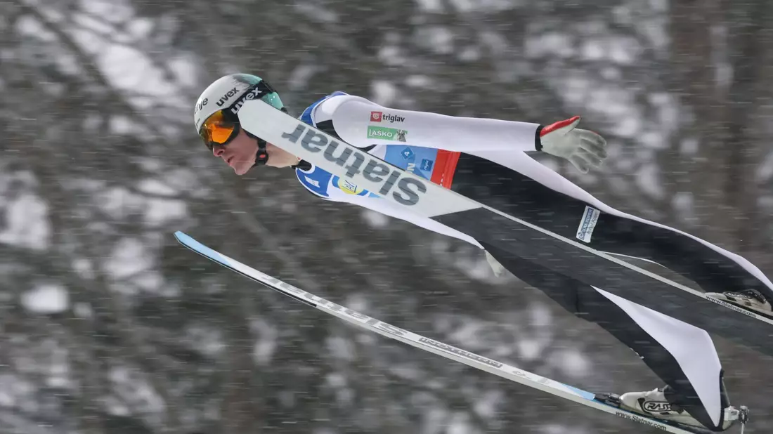 Domen Prevc sorgt für eine kuriose Szene in Oberstdorf. - Bild: Karl-Josef Hildenbrand/dpa