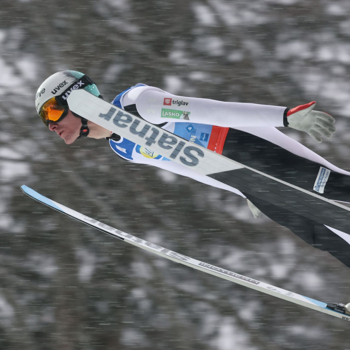 Domen Prevc sorgt für eine kuriose Szene in Oberstdorf. - Foto: Karl-Josef Hildenbrand/dpa