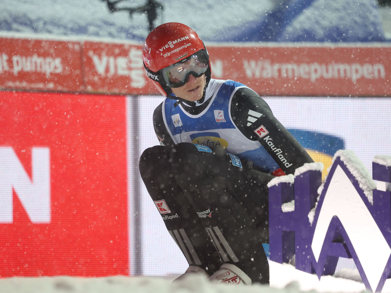 Karl Geiger schaffte es mit dem Team nicht auf das Podest. - Foto: Karl-Josef Hildenbrand/dpa