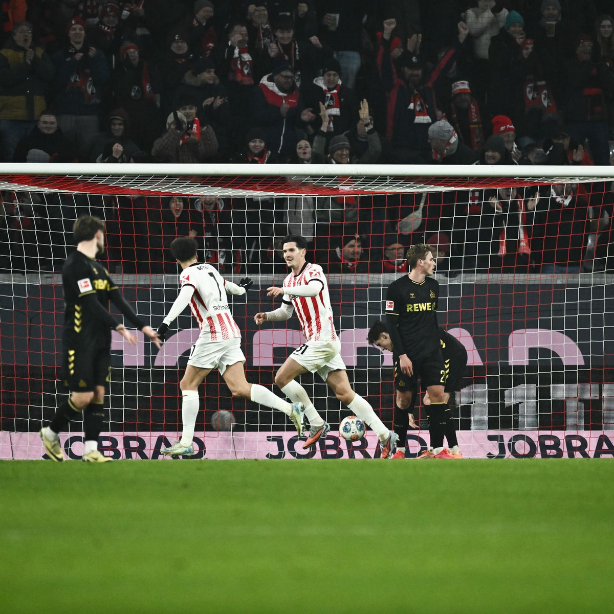 Trifft derzeit wie am Fließband: Freiburgs Igor Matanovic (2.v.r.). - Foto: Silas Stein/dpa