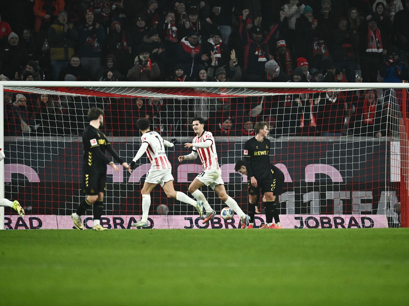 Trifft derzeit wie am Fließband: Freiburgs Igor Matanovic (2.v.r.). - Foto: Silas Stein/dpa