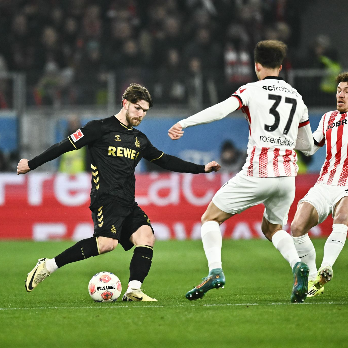 Traf unglücklich ins eigene Tor: SC-Verteidiger Max Rosenfelder (M.). - Foto: Silas Stein/dpa