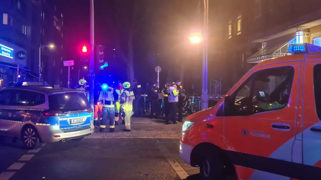 In einer Wohnung in der Wichmannstraße sind am Sonntagabend mehrere Menschen durch Schüsse verletzt worden. - Bild: Sophia Weimer/dpa