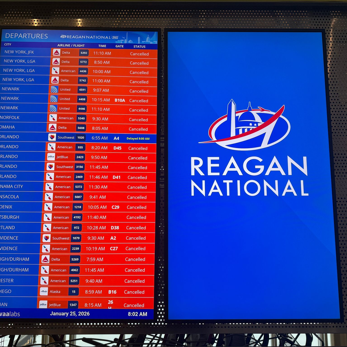 Nichts geht mehr: Abflüge sind gestrichen. - Foto: Anna Ringle/dpa