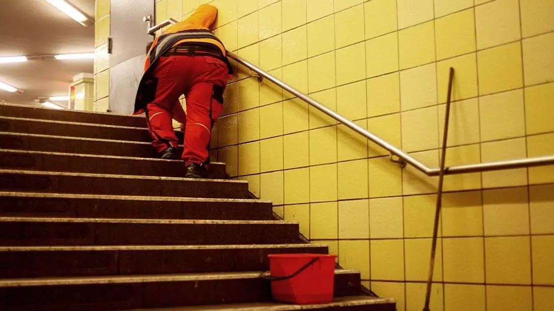 Reinigungskraft in einer U-Bahn-Station (Archiv) - Bild: via dts Nachrichtenagentur