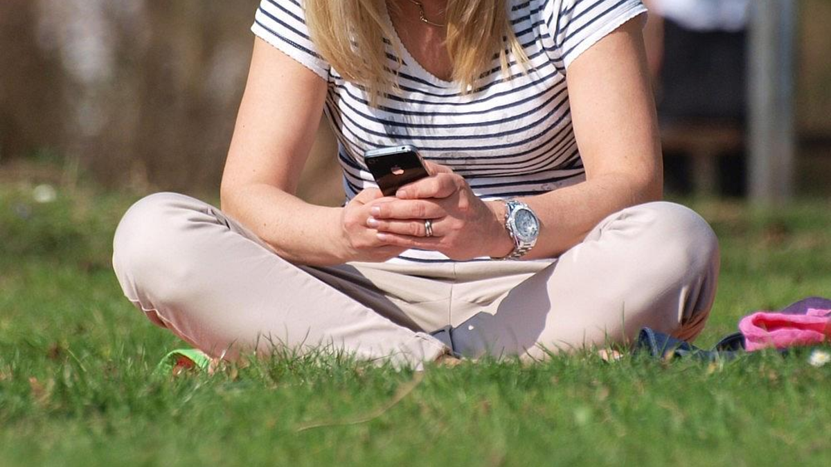 Smartphone-Nutzerin (Archiv) - Foto: via dts Nachrichtenagentur