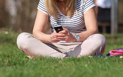 Smartphone-Nutzerin (Archiv) - Foto: via dts Nachrichtenagentur