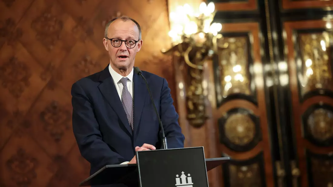 Davos, Brüssel, Rom - und nun Hamburg: Kanzler Merz ist der Gastgeber des Nordsee-Gipfels. - Bild: Christian Charisius/dpa