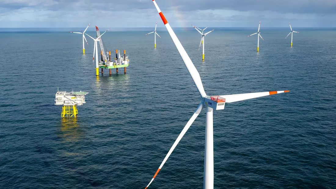 Windparks auf See sollen besser miteinander vernetzt werden. - Bild: Sina Schuldt/dpa