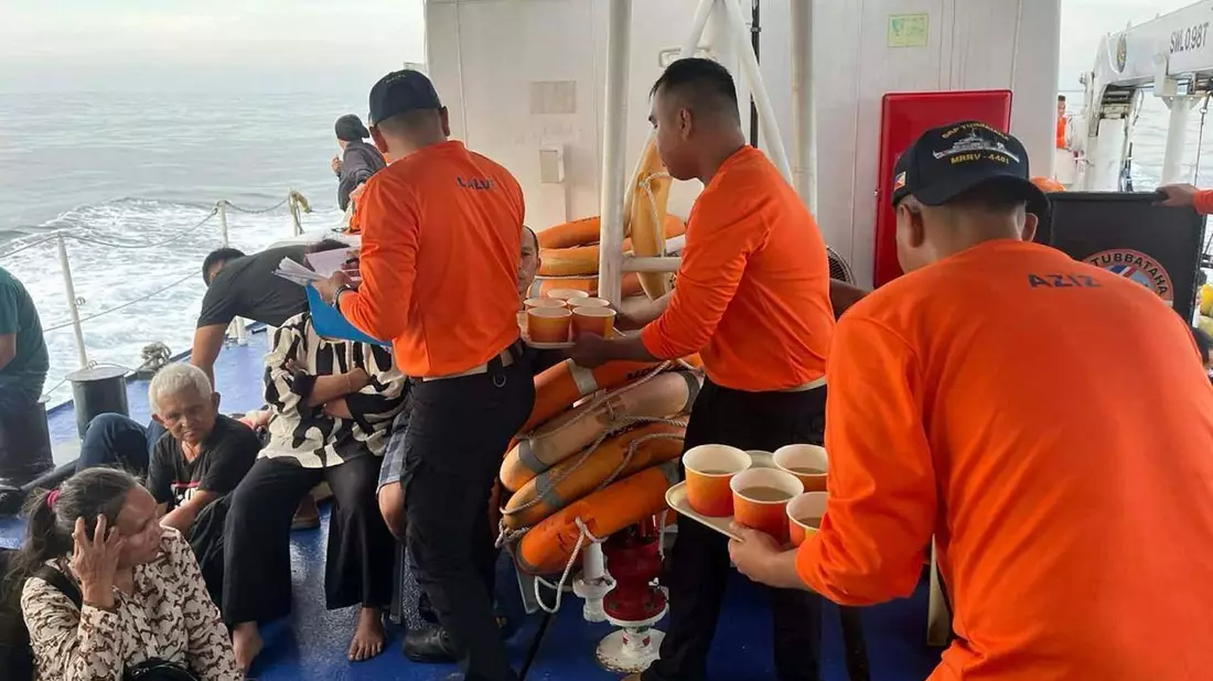 Die Einsatzkräfte suchen noch nach Überlebenden.  - Bild: Uncredited/Philippine Coast Guard/dpa