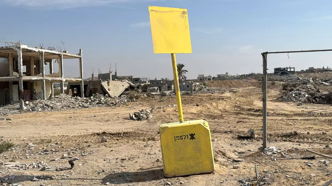 Israels Armee sucht im Umfeld der sogenannten Gelben Linie, die den Gazastreifen in einen von Israels Militär kontrollierten und in einen vom israelischen Militär freien Teil trennt, nach der Geisel-Leiche.  - Bild: Ahmed Ibrahim/APA Images via ZUMA Press Wire/dpa