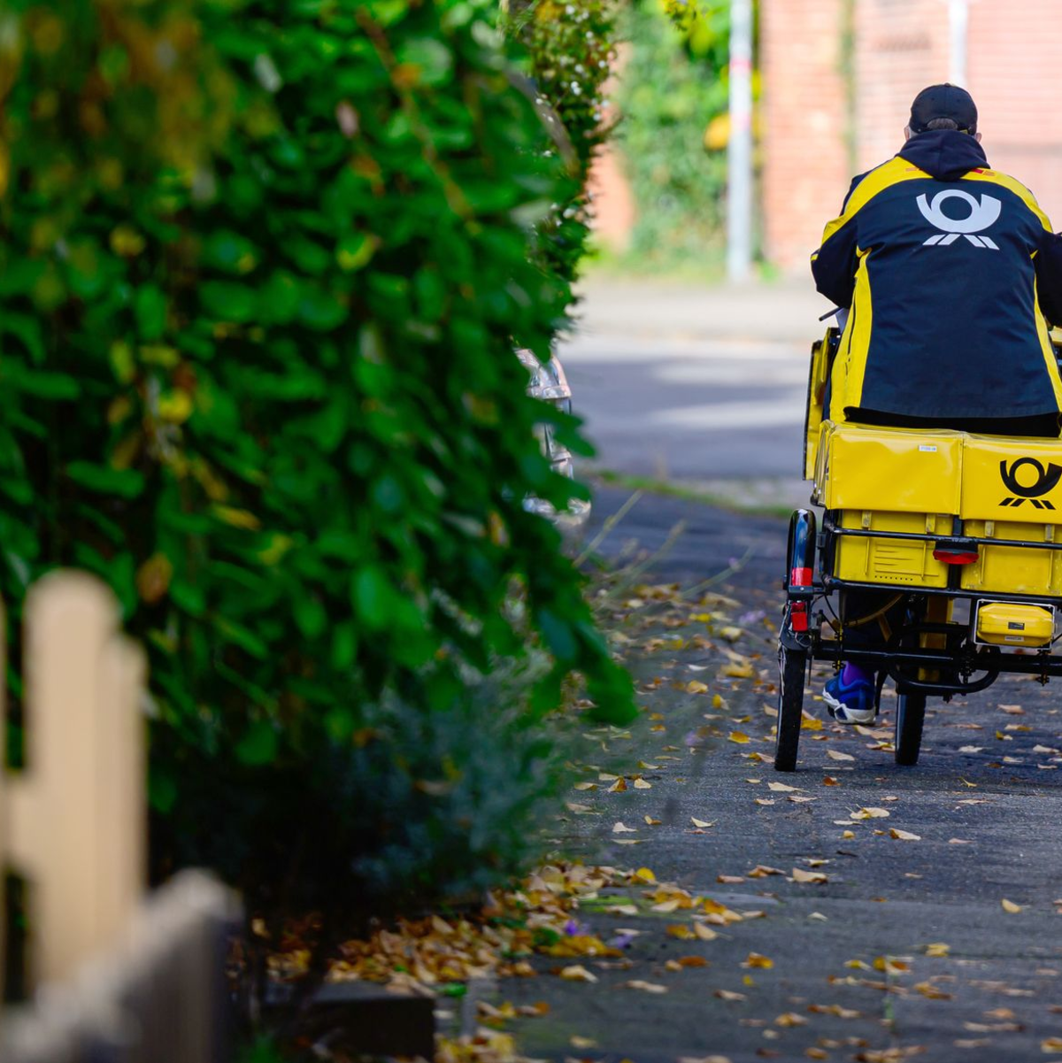 Ein Briefträger bei der Arbeit - jedes Jahr werfen Postler Milliarden von Briefen in Briefkästen ein. - Foto: Philipp Schulze/dpa