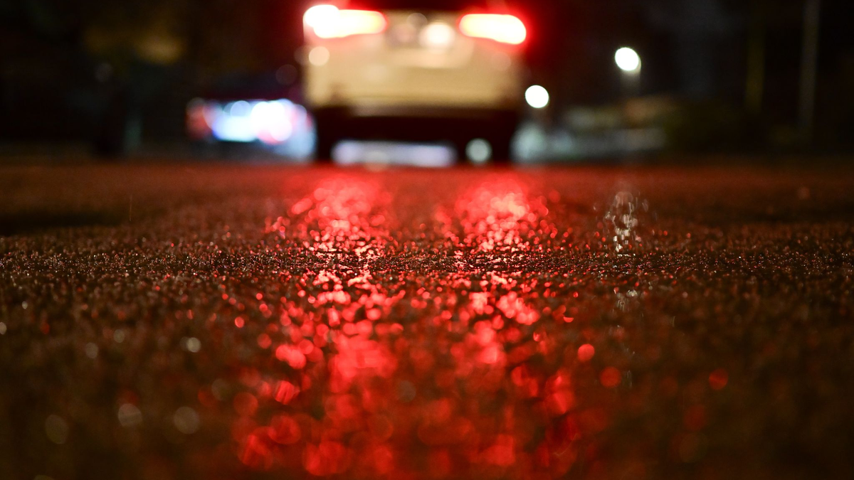 Bis in den Morgen warnt der Wetterdienst vor Glätte und Schnee. - Foto: Sebastian Gollnow/dpa