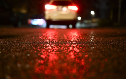Bis in den Morgen warnt der Wetterdienst vor Glätte und Schnee. - Foto: Sebastian Gollnow/dpa