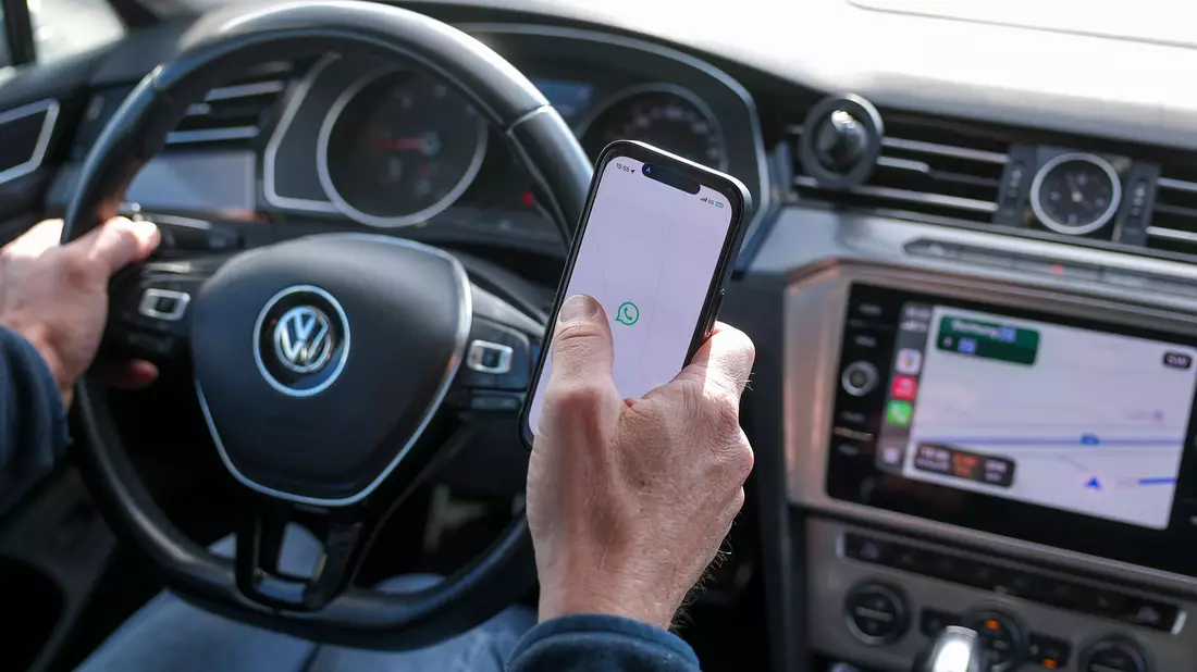 Verboten: Wer das Handy in die Hand nimmt, begeht eine Ordnungswidrigkeit. (Symbolbild) - Bild: Jan Woitas/dpa