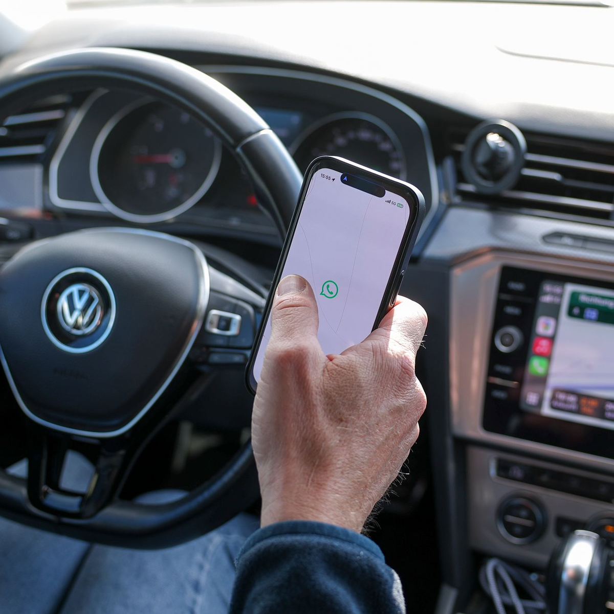 Verboten: Wer das Handy in die Hand nimmt, begeht eine Ordnungswidrigkeit. (Symbolbild) - Foto: Jan Woitas/dpa