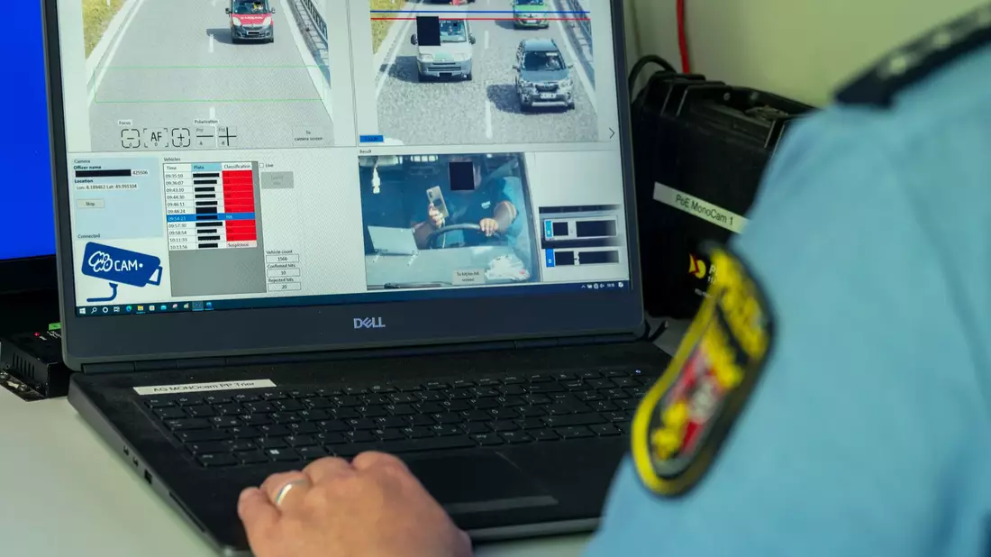 Künstliche Intelligenz kann erkennen, wenn Autofahrer ihr Handy in der Hand halten. (Archivbild)  - Bild: Harald Tittel/dpa